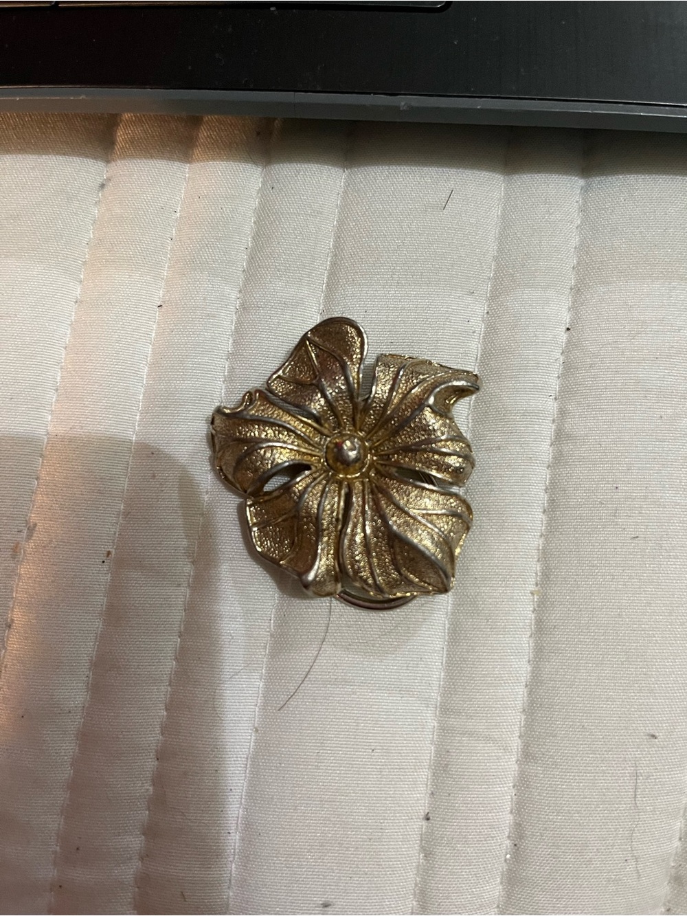 Source Unknown Gold Floral Decorative Accent Pin
